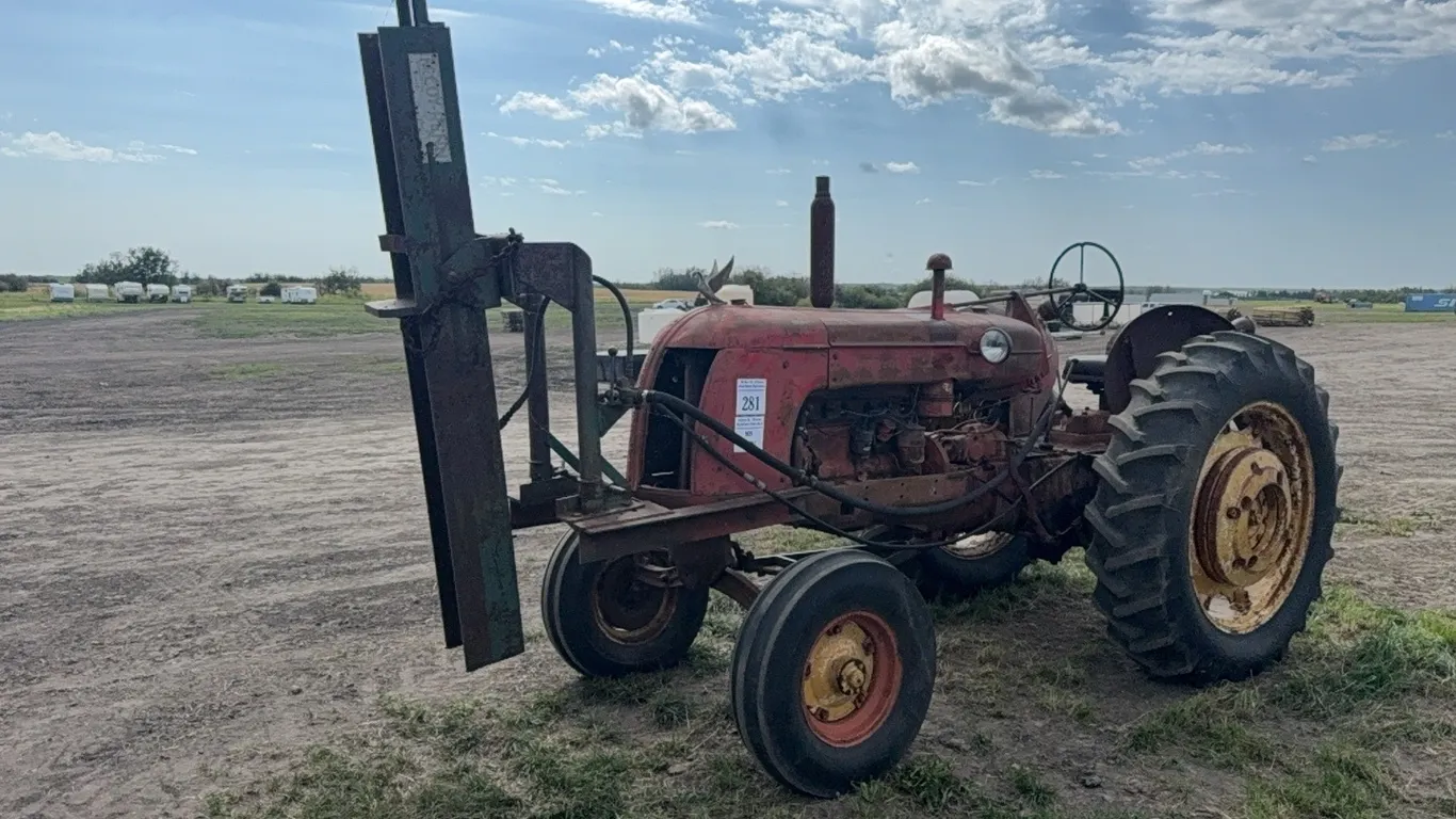 MF 2WD TRACTOR W/ FRONT END POST POUNDER - NOT RUNNING - NO KEY