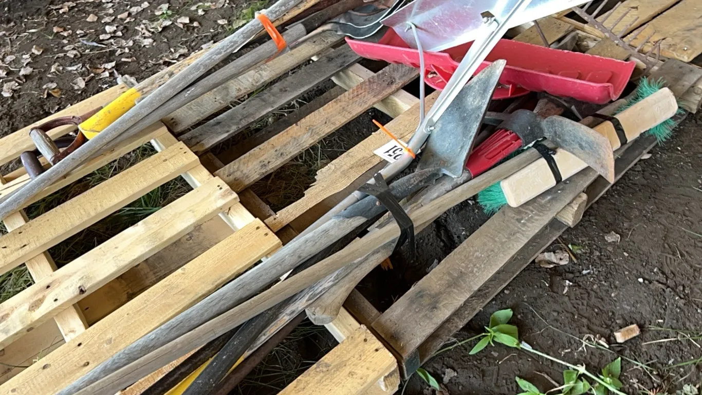 SNOW SHOVELS, SPADE, AXE, PICK, RAKE & MORE