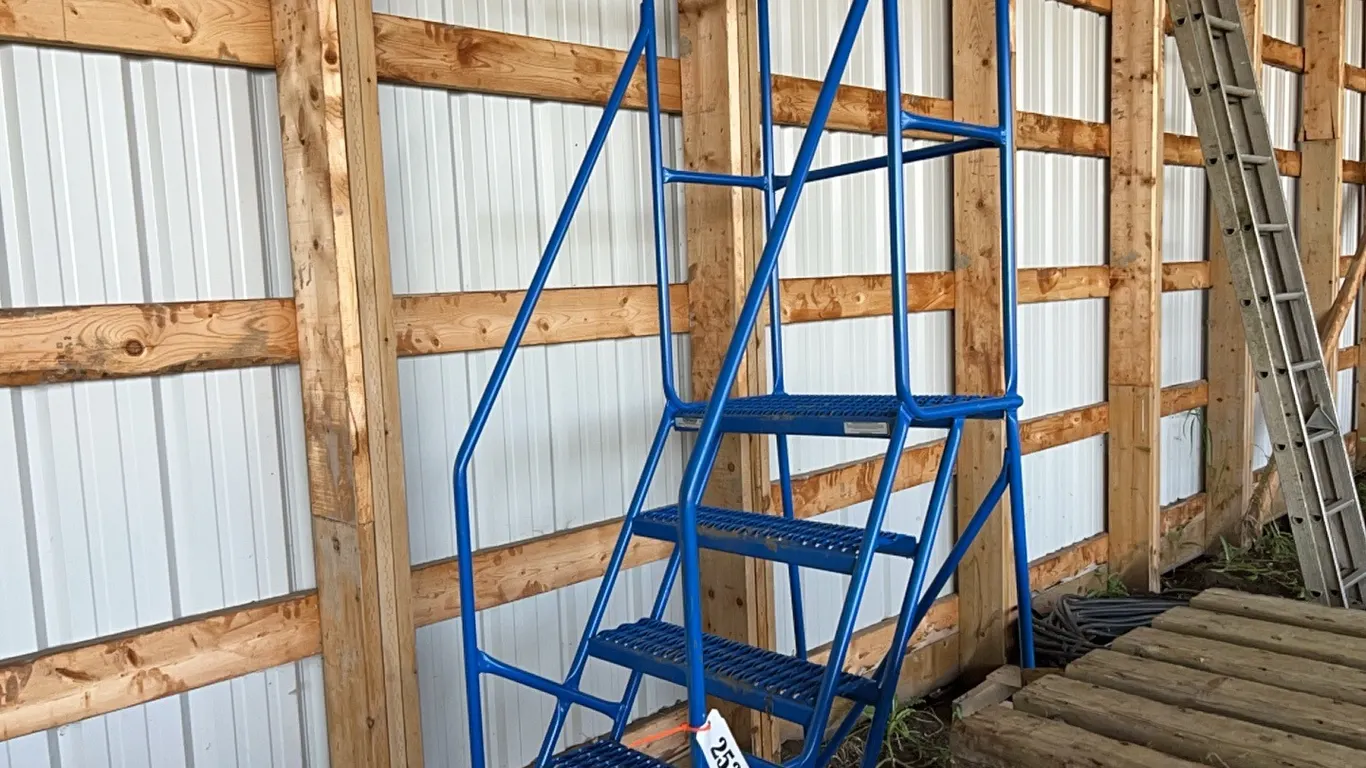 5 -STEP WAREHOUSE STAIRS ON WHEELS 47" TO TOP OF PLATFORM