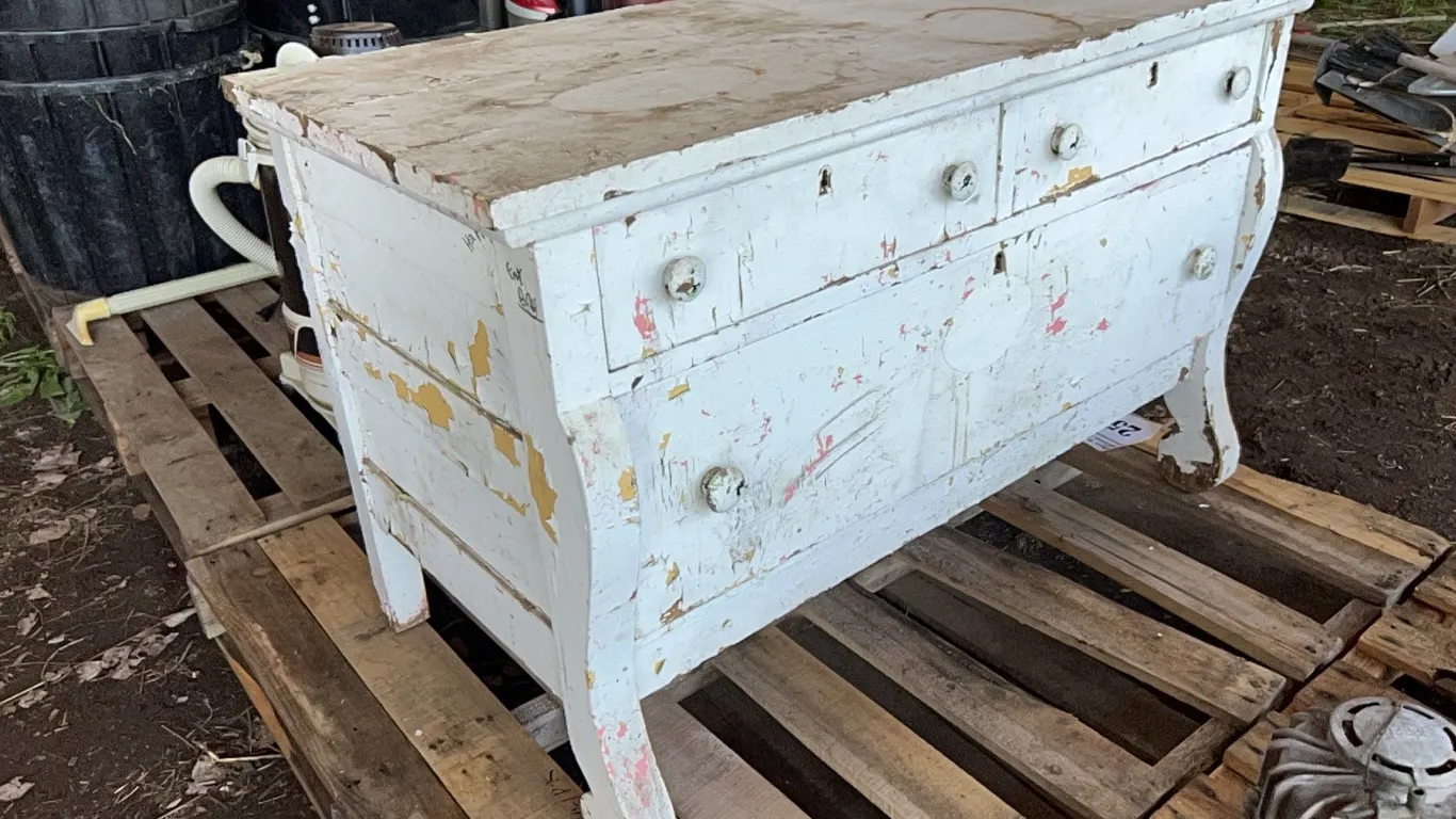 VINTAGE DRESSER w/ DRAWERS