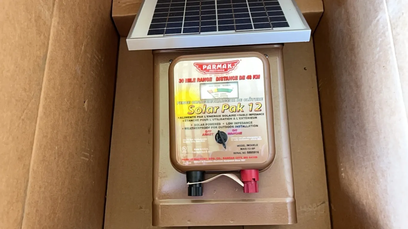 NEW IN BOX PARMAK SOLAR FENCER