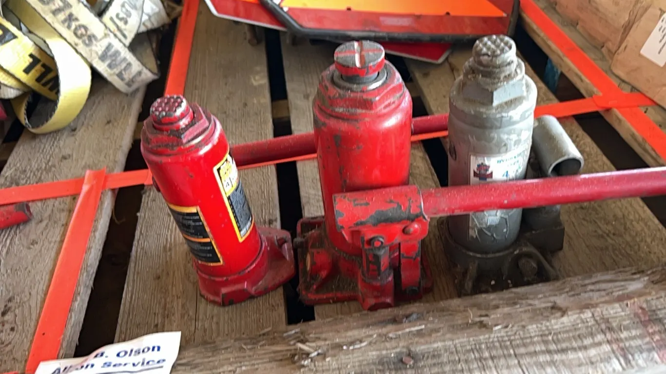 3 - BOTTLE JACKS
