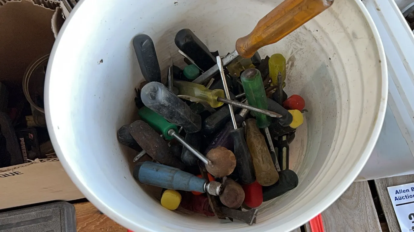 PAIL OF ASSORT SCREWDRIVERS