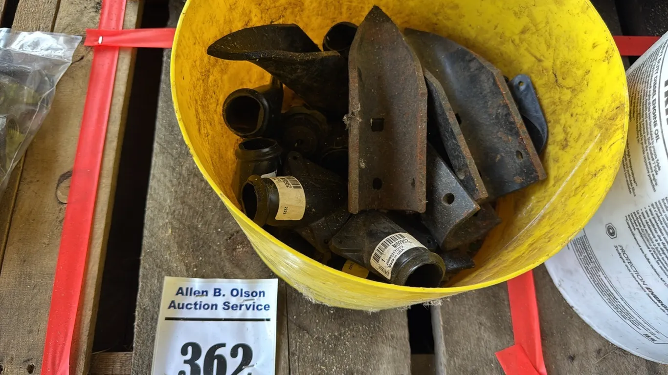 COLLECTION OF TIPS & PARTS FOR JD HOE DRILL