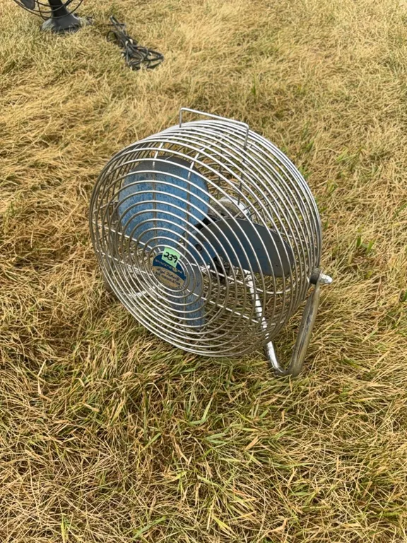 3 speed floor fan - works