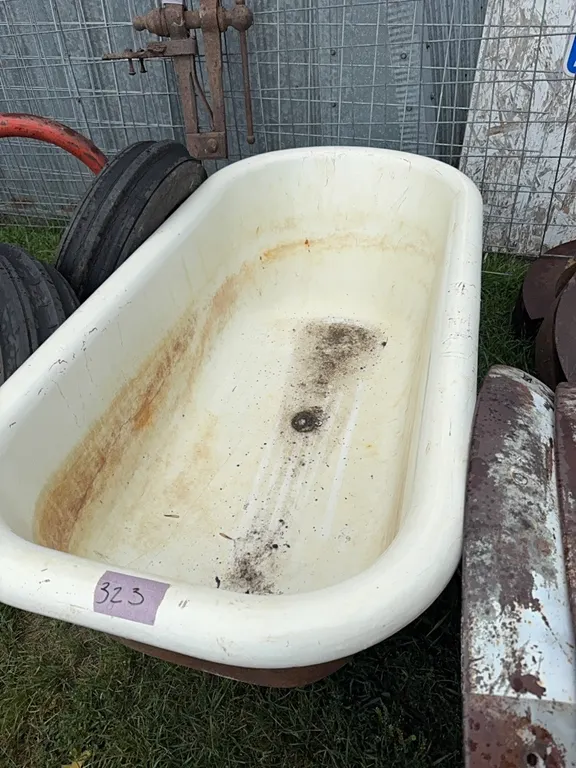 Cast iron claw foot bath tub
