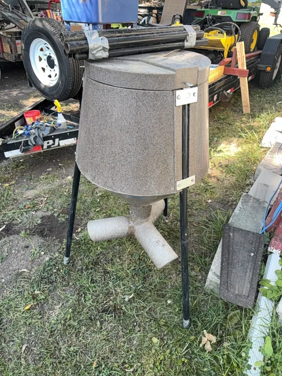 Commercial deer feeder, has extender legs