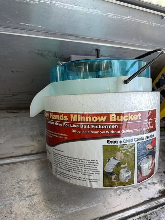 Dry Hands Minnow bucket, like new, has aerator