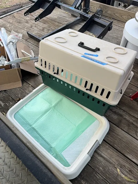 Pet carrier/kennel, peae pad, mat, etc. for medium sized to smaller dog