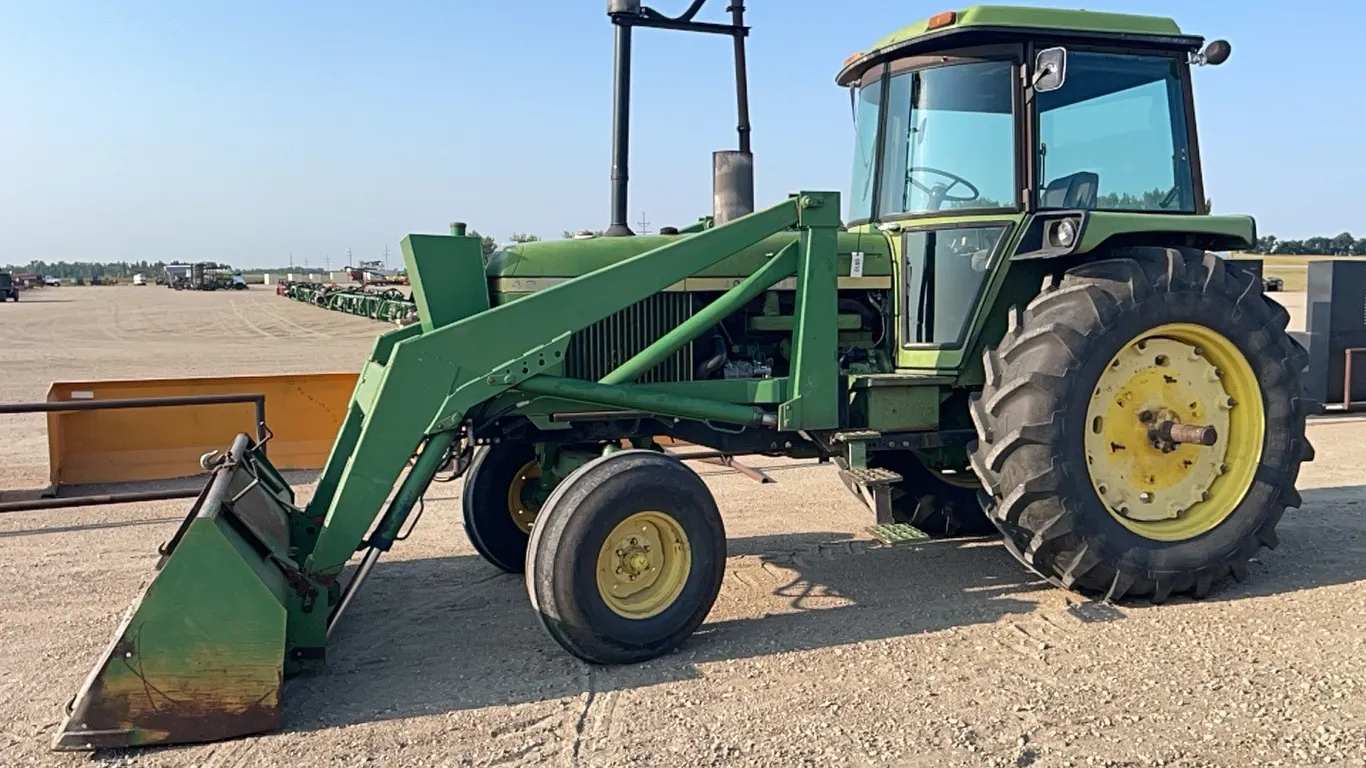 ID 0610 John Deere 4230 w/Du-Al Loader