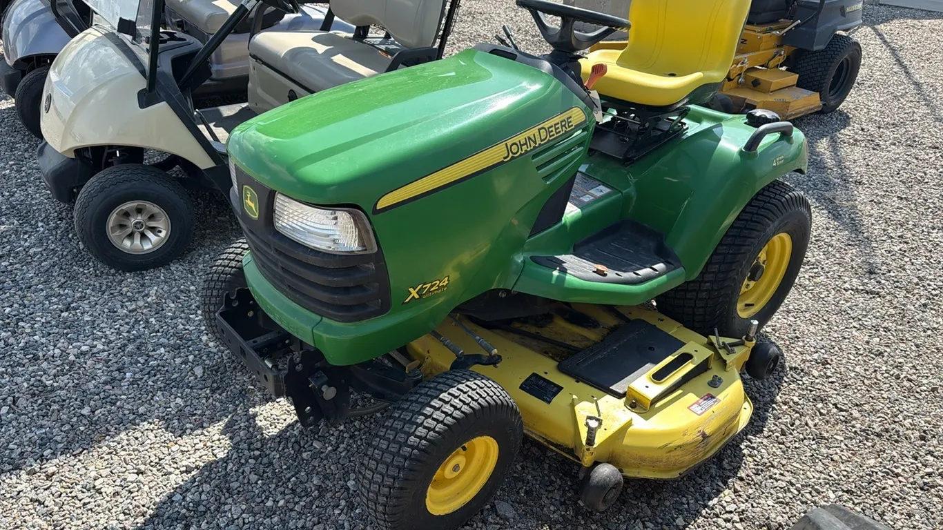 ID 0476 John Deere X724 Mower