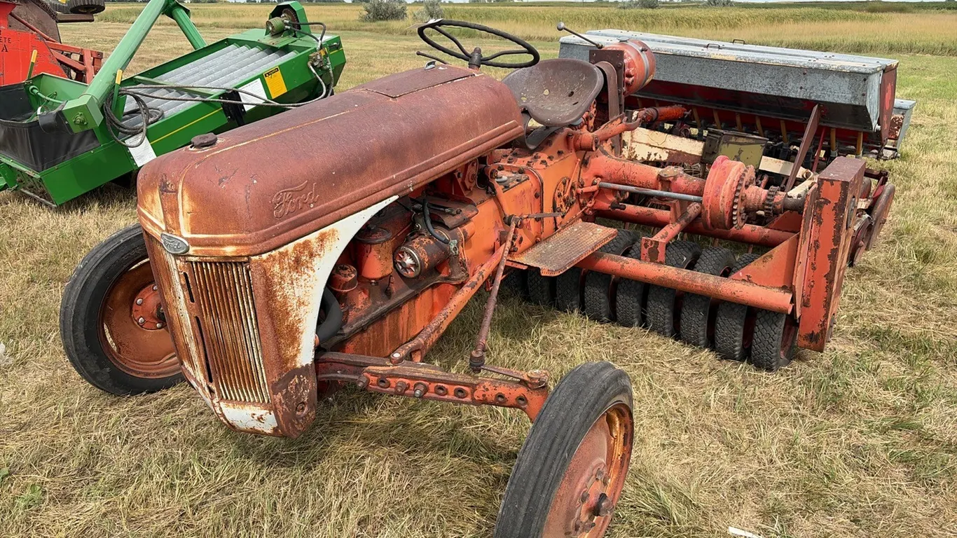 ID 0658 Ford Tractor