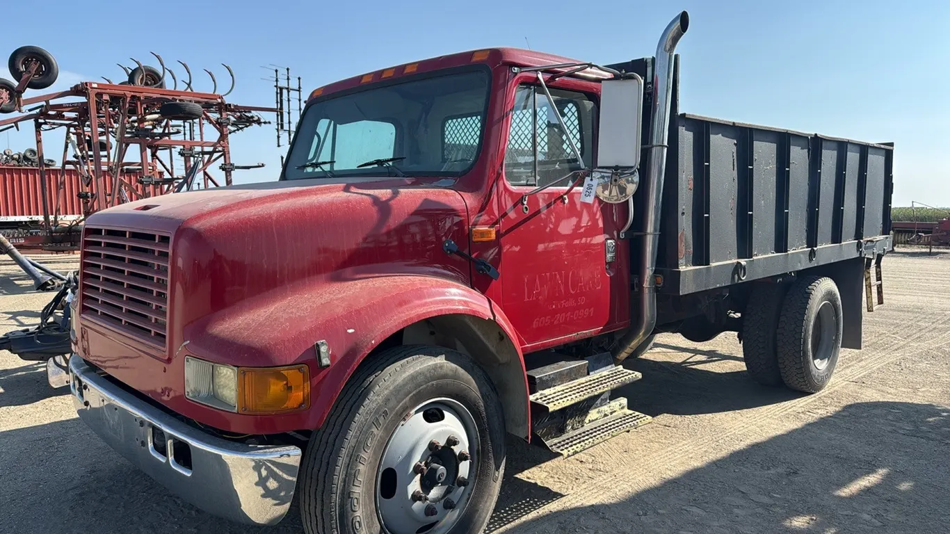 ID 0625 2002 International Dump Truck