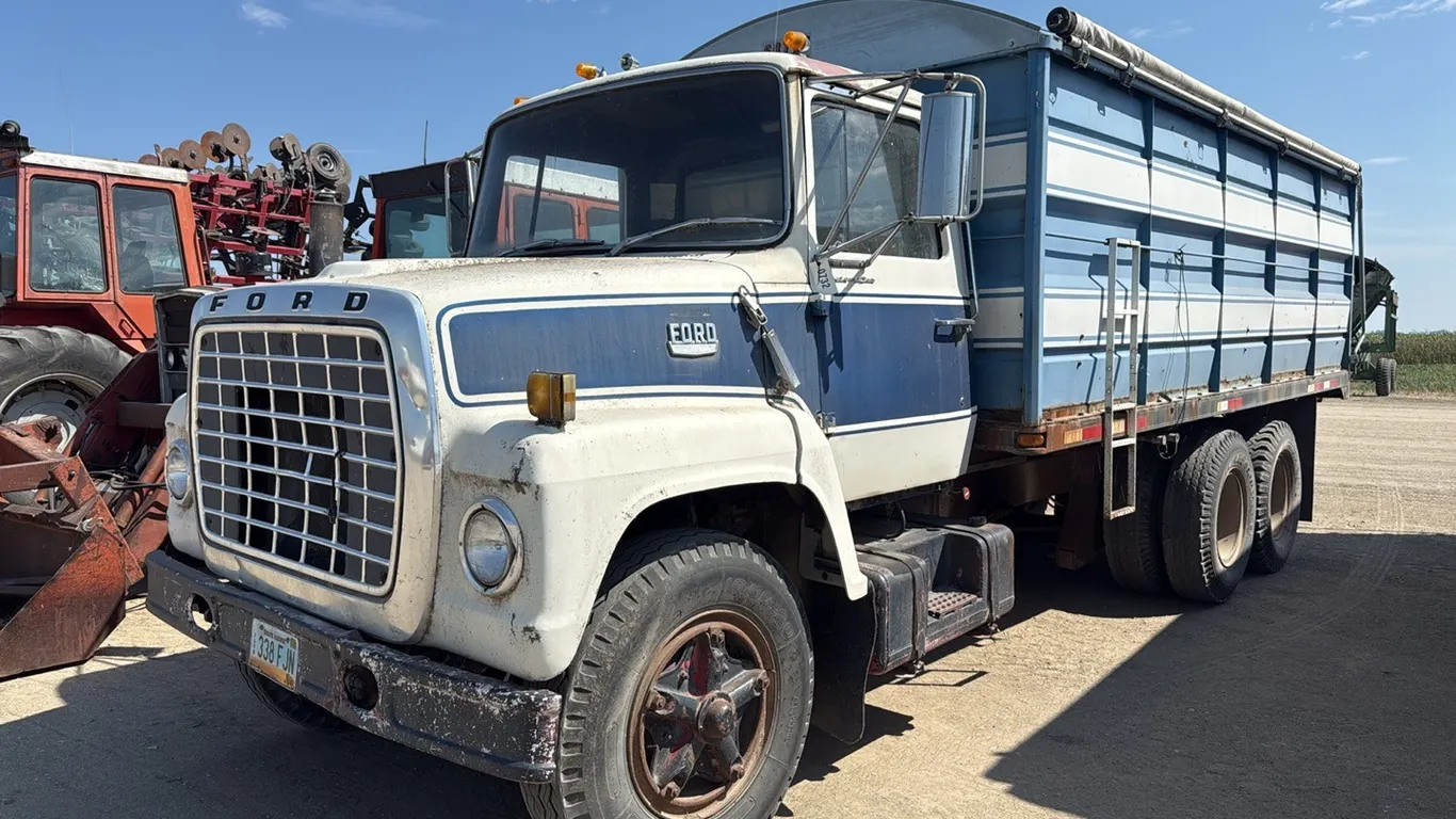 ID 0732 1976 Ford LN750 Tandem Truck