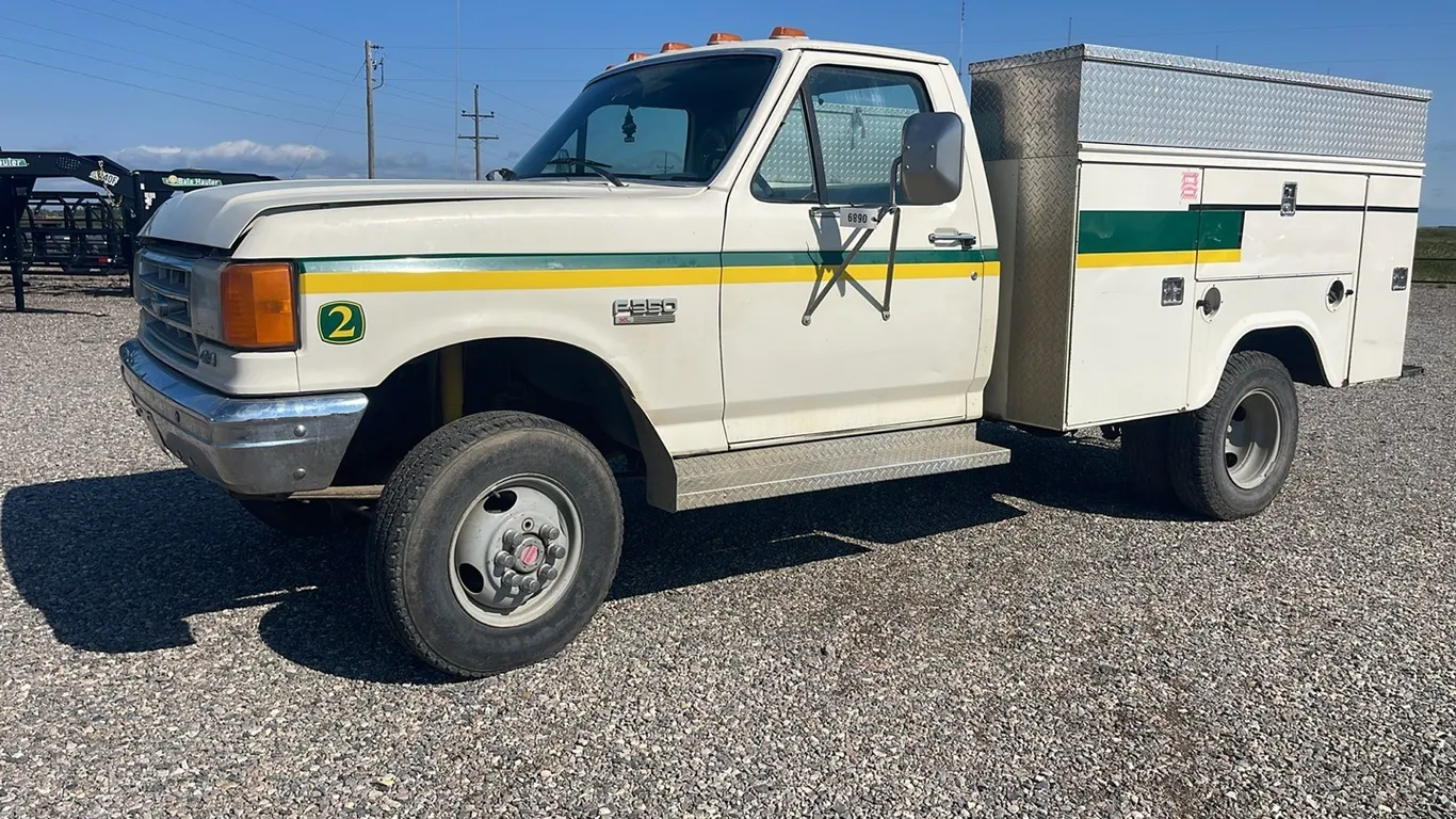 ID 0689 1990 Ford F350 w/Service Body