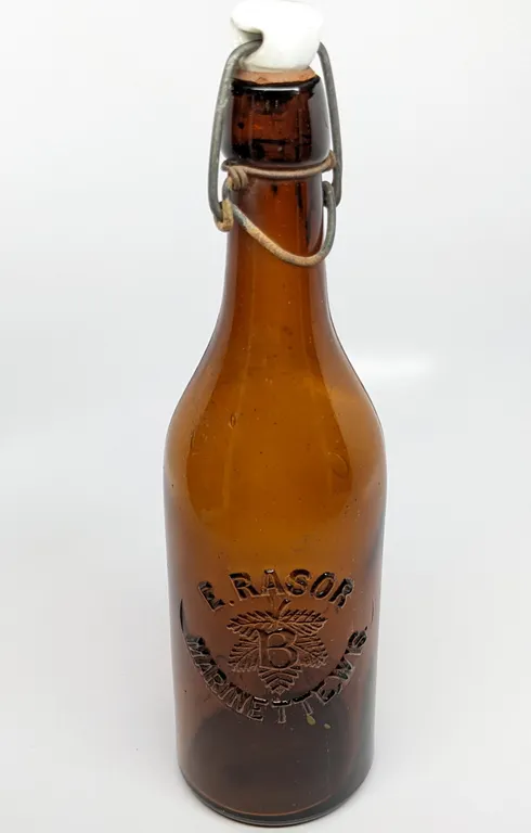 14-15 OZ EMBOSSED BEER BOTTLE E. RASOR MARINETTE WISCONSIN BEST BREWERY PABST