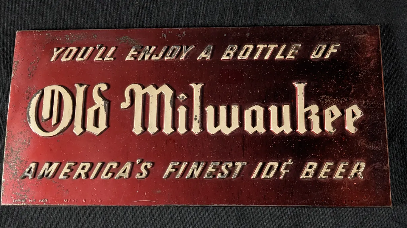 YOU'LL ENJOY A BOTTLE OF OLD MILWAUKEE AMERICA'S FINEST 10¢ BEER