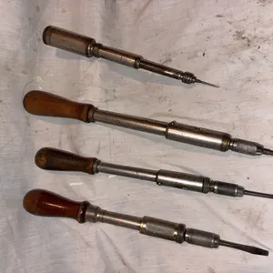 Ratcheting screw drivers