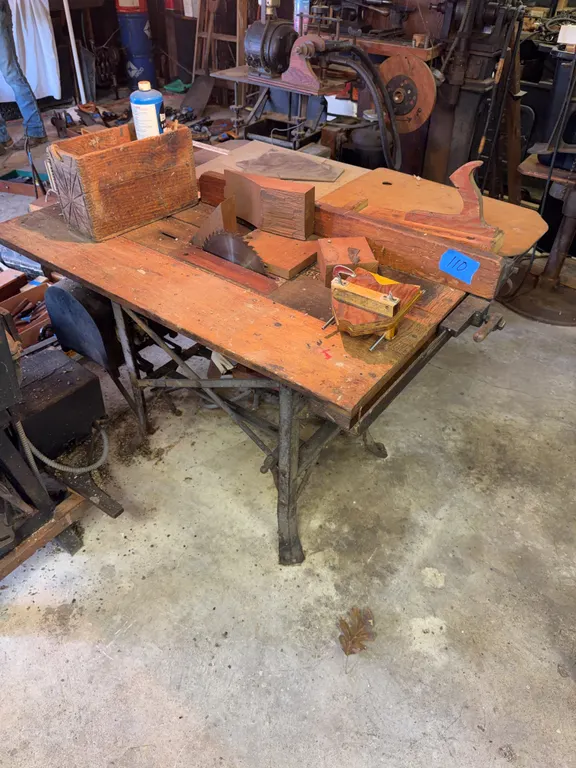 Vintage Table saw working condition will need in bolted and un wired