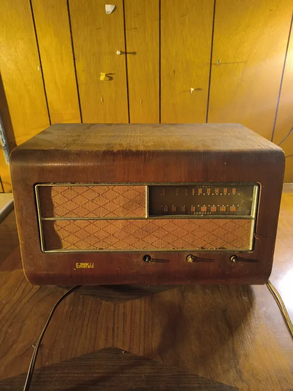 Vintage Emerald Tube Radio