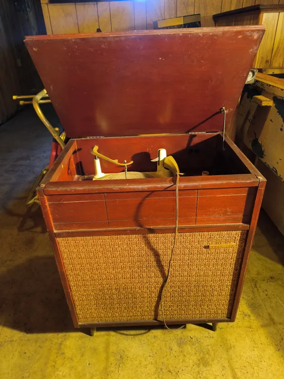 Vintage Trav-Ler Radio & Phonograph Combination Unit