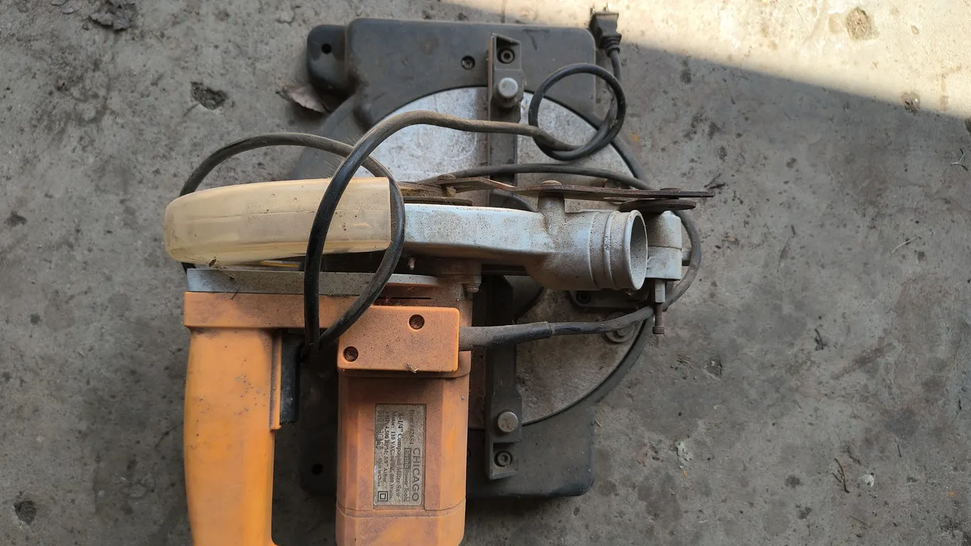 Chicago 8-1/4 Compound Miter Saw