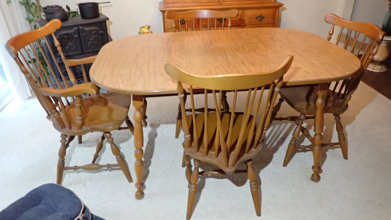 Flanders Colonial Style Dining Table with 2 Leaves and 4 Windsor Chairs Set