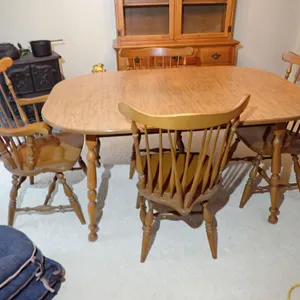 Flanders Colonial Style Dining Table with 2 Leaves and 4 Windsor Chairs Set