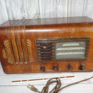 General Electric G-53 Tabletop Wood Superheterodyne Radio - Powered On