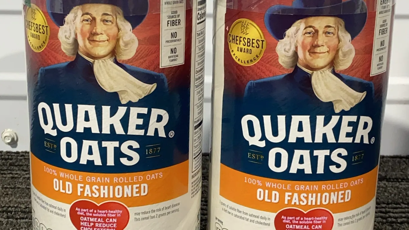 *NEW* 2 Pack Quaker Old Fashioned Oats, 42 OZ Each - Best By: 10/2027