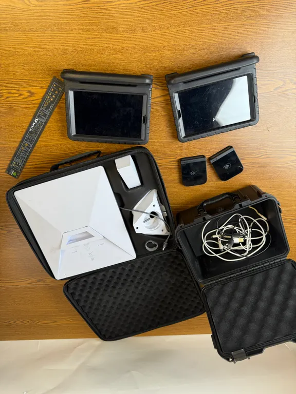 StarLink + 2 Android tablets + 2 Shopify Card Readers and travel cases