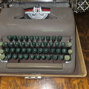 Smith Corona typerwriter & case- works, needs ribbon