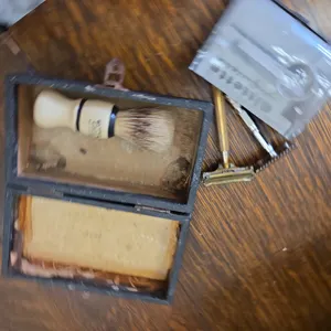 3 vtg shavers & box