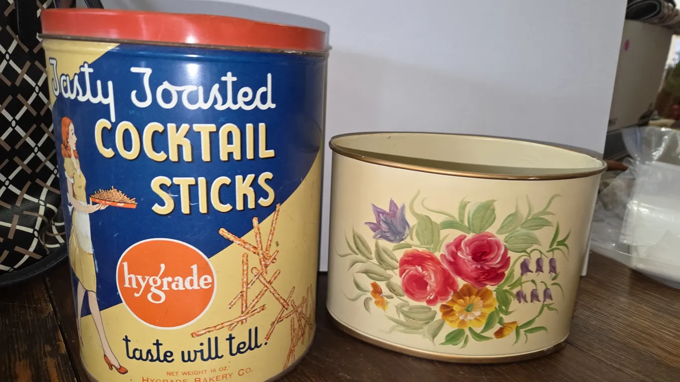 2 metal tins