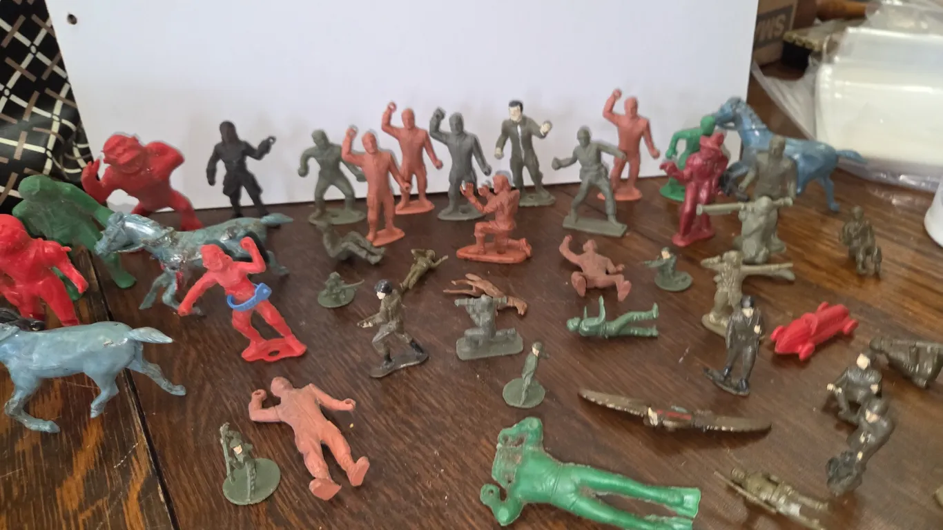 MPC Ringhand Soldier w/Right arm up. Brown Plastic, vintage 1950s red plastic Western cowboy,MPC Rin