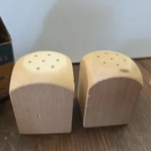 Salt & pepper wooden shakers