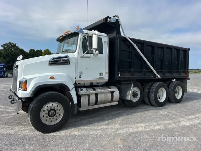 2015 Western Star 4700SF 8x4 Tri/A Dump Truck