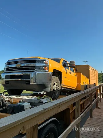 2018 Chevrolet Silverado 3500HD 4x4 Crew Cab Flatbed Truck