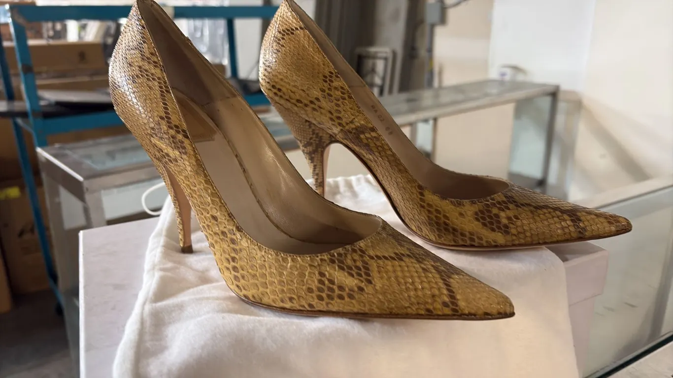 LADIES SNAKE PRINT PUMPS SIZE 38 (7.5)