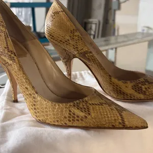 LADIES SNAKE PRINT PUMPS SIZE 38 (7.5)