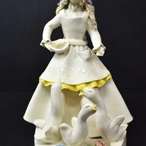 SIGNED ELFRIEDE MEINDL FIGURINE