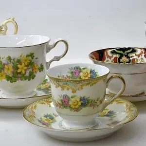 ASSORTED LOT OF TEA CUPS & SAUCERS