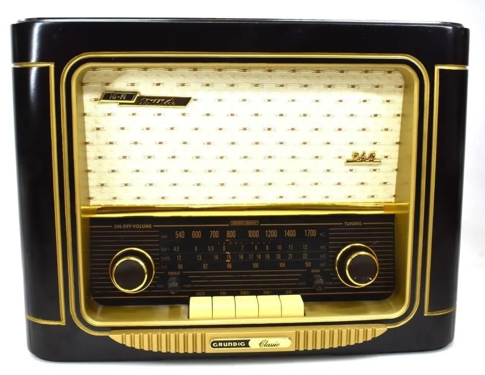 GRUNDIG CLASSIC AM/FM/SW STEREO TABLE RADIO