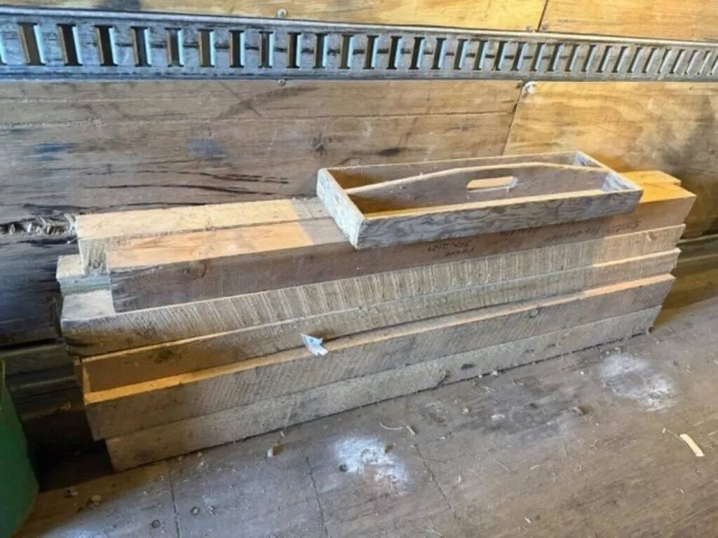 10 pcs of Fir (Approx 4 1/2' L) & Wood Tool Tray