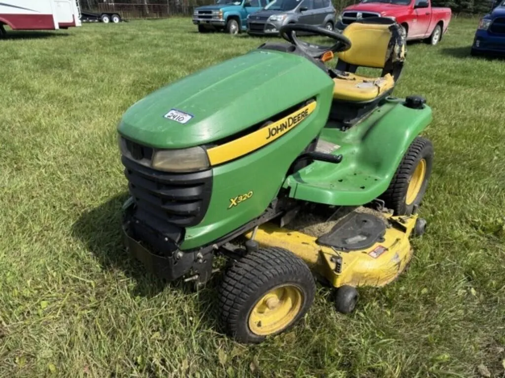 John Deere (JD) X320 Riding Lawnmower