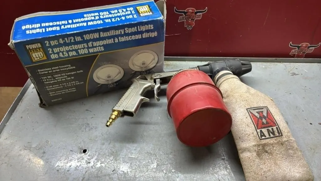 Media Blaster & Spotlights.