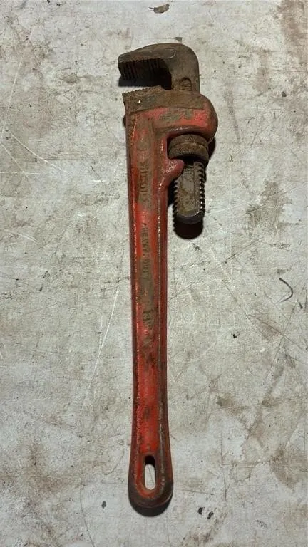 16�L Pipe Wrench.