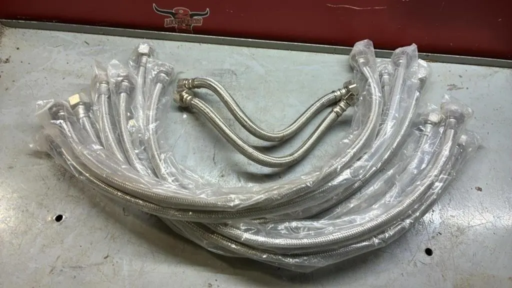 7, 24� Water Line Connectors & 2 Toilet