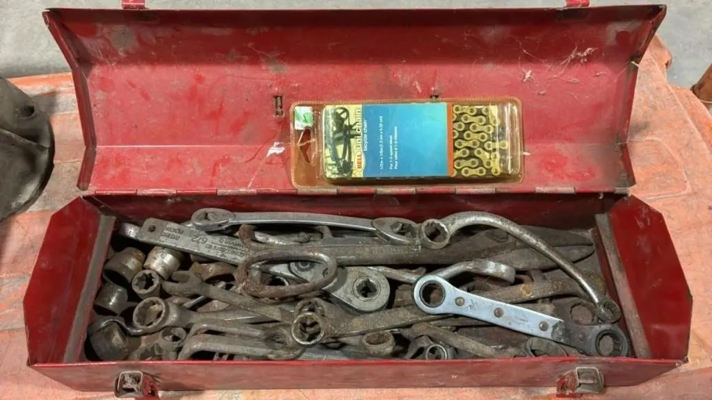 Metal Toolbox & Contents.