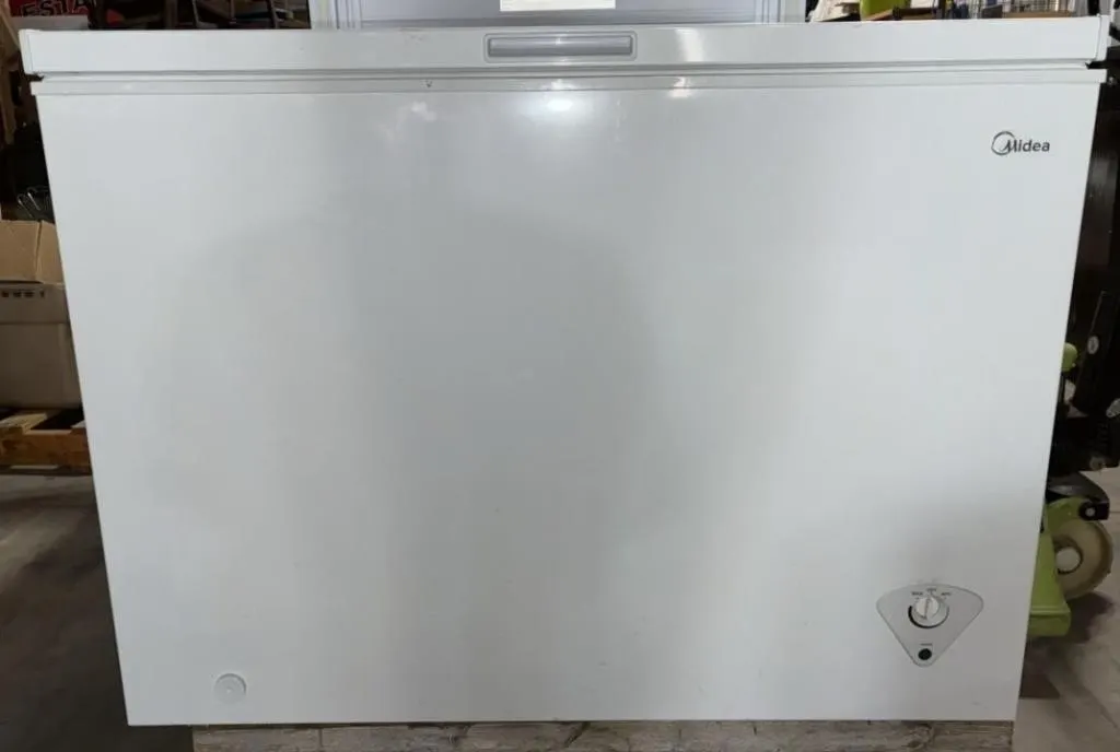 Midea Chest Freezer. 44�W x 25�D x 35.5�H. *LY